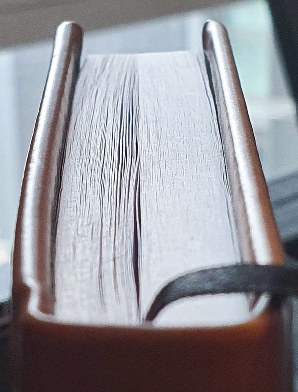 24. «Разница текстур между страницами моего дневника, на которых я писал, и чистыми страницами»