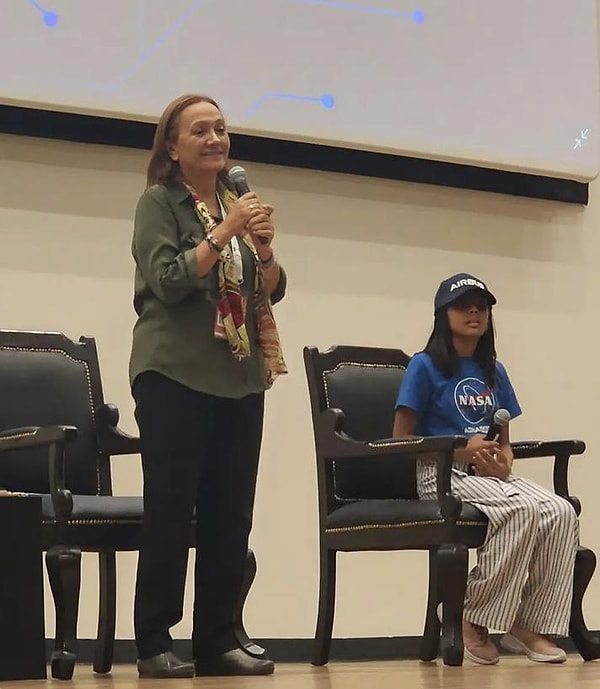 “Учителя в ее школе не были особо чуткими к ней, и она начала отдаляться. Она не хотела играть со своими одноклассниками, чувствовала себя не такой, как они, из-за всего этого давления."