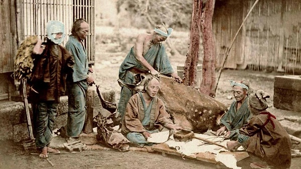 Burakumin, Japonya'da uzun yıllar boyunca dışlanmış ve ötekileştirilmiş bir sosyal sınıfı ifade eder.