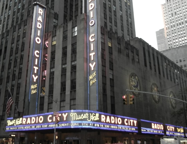 Вклад Антуанетты Перри в театр был первоначальным основанием премии Тони.