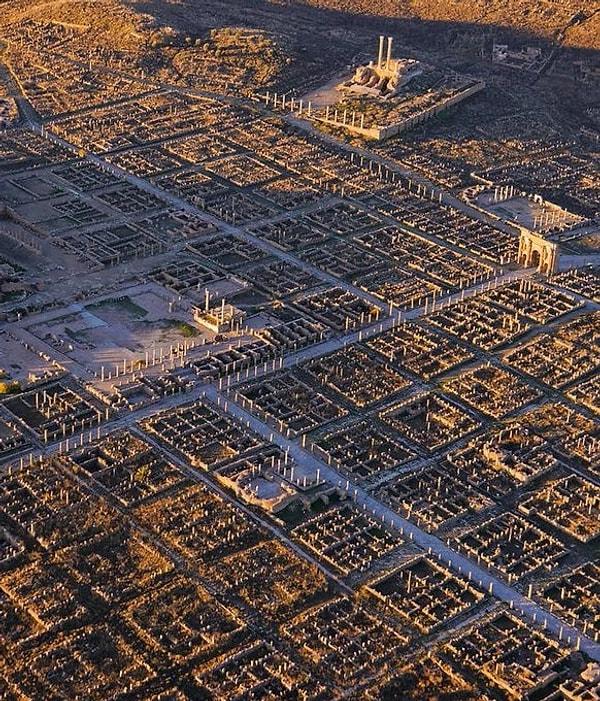 Bu gördüğünüz yer, yaklaşık 2000 yıl önce Romalılar tarafından inşa edilen Cezayir'deki Timgad şehri.