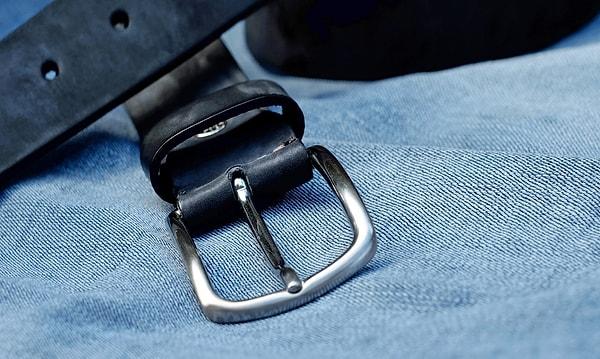 6. Ayrıca kemer tokalarına ve pantolonlarınızın düğme kısmındaki çıkıntılara dikkat etmekte de fayda var.