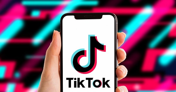 TikTok, genellikle eğlence ve popüler içeriklerin paylaşıldığı bir platform olarak bilinse de bazı kullanıcılar siyasi içerikler oluşturmak için de kullanıyor.