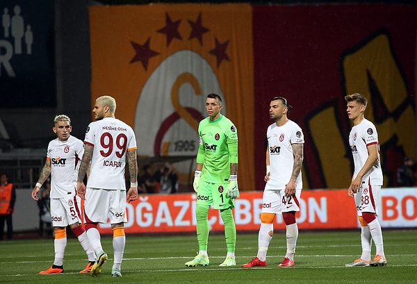 Lider Galatasaray, Fenerbahçe ve Beşiktaş ile arasındaki puan farkını 8'e çıkardı.