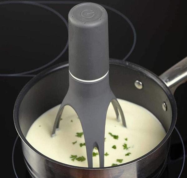 9. Çorbanızın dibi tutmasın, elleriniz de yorulmasın. Bırakın otomatik karıştırıcınız siz diğer yemekleri hazırlarken çorbayı karıştırsın.