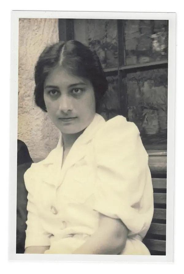 1914 yılında Moskova’da dünyaya gelen Noor Inayat Khan, Hint kökenli soylu bir aileden geliyordu: Babası Hazrat Inayat Khan, Evrensel Sufizm’in kurucusuydu.