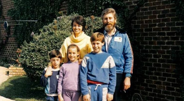 Мартин Писториус, которому сейчас 47 лет, в юности более десяти лет находился в коме — этот опыт он задокументировал в книге под названием «Мальчик-призрак»