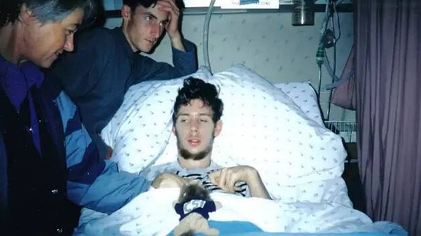 Когда Мартин в конце концов пришел в сознание, сначала этого никто не понял, ведь он все еще не мог двигать телом, хотя его глаза были открыты