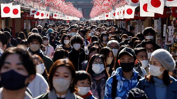 Ülkede üç yıllık bir maske yasağının ardından geçmişteki günlerde bu zorunluluk kaldırıldı ancak Japon halkı bu sefer başka bir sorunla karşı karşıya.