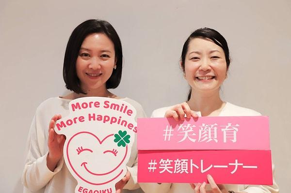 Pandemi yüzünden sosyal hayatta kimseyi görememekten şikayetçi olan Japonlar, maske yasağının kaldırılmasının ardından İngilizcede “Smile School” yani “Egaoiku” anlamına gelen seminerlere yoğun ilgi gösteriyor. Eğitimlere olan ilginin neredeyse 4.5 kat arttığı söyleniyor.