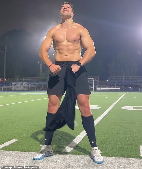 Джозефу не привыкать выставлять напоказ свой рельефный пресс, и он часто делится снимками, на которых он тренируется в тренажерном зале.