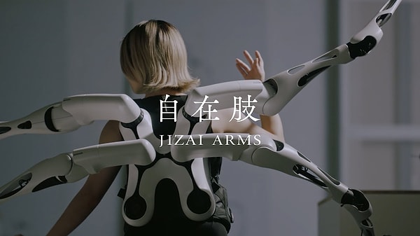 Cihazın tanıtım videosunda görüntülenen klasik müzik eşliğinde robotik kollarıyla dans eden iki insan model ise bilim dünyasında gündem oldu.