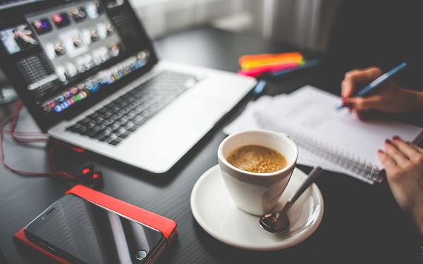 6. У вас всегда стоит чашка кофе на столе, когда вы работаете.