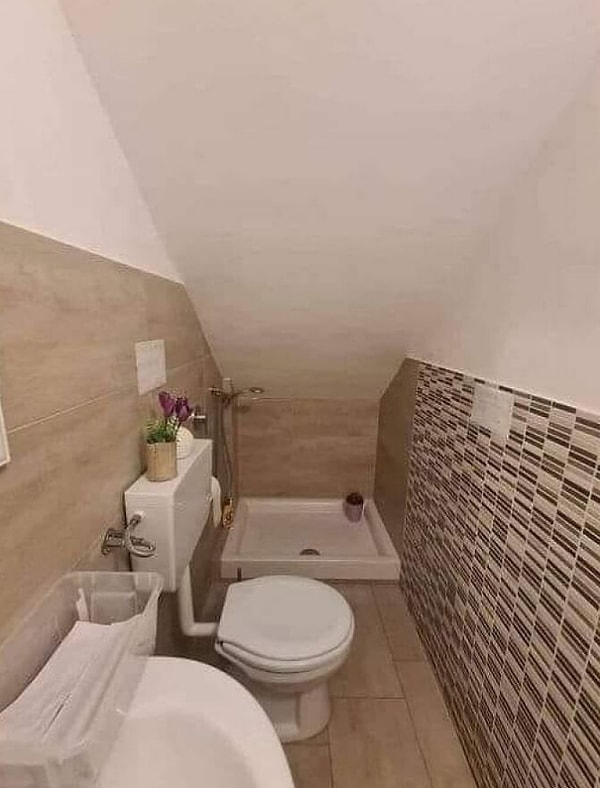 8. Видимо, этот душ специально для того, чтобы свернуться в нем калачиком и поплакать