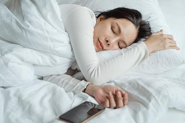 Bunlar, gerçekten uyurken yakınınızda bir telefon olmasıyla ilgili endişelerle aynıdır. Çoğu insan gece boyunca birkaç kez uyanır. Tekrar uykuya dalmakta zorlandığınız bu zamanlarda telefonunuzu elinize almak cazip gelebilir.