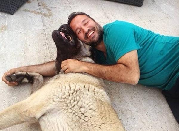 Köpeğiyle çekilen fotoğraflarını paylaşan Ali Sunal, yazdığı açıklamayla da herkesin kalbine dokundu.