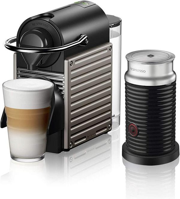 5. Filtre kahve yerine kapsül makine tercih edenler için Nespresso Pixie Titan + Aeroccino 3 Bundle Kahve Makinesi.