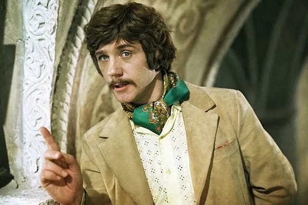 2. А как зовут этого героя из картины «Иван Васильевич меняет профессию»?