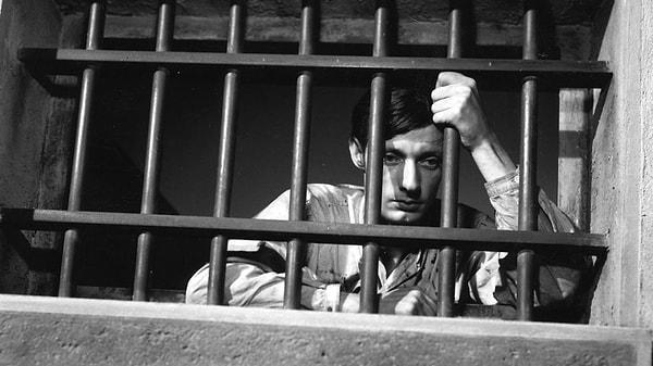 5. A Man Escaped - Bir İdam Mahkumu Kaçtı (1956) - IMDb: 8.2