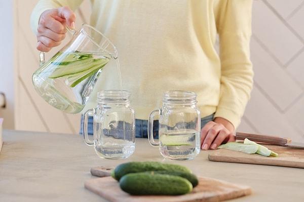 3. Kendinize salatalık kabukları ile demlenmiş su hazırlayarak detoks içeceği yapabilirsiniz.