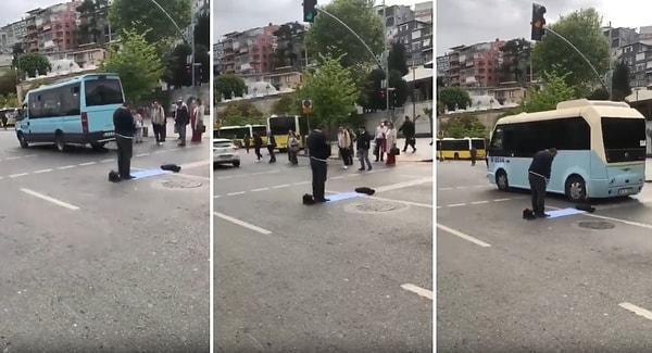 Üsküdar'da bir vatandaş, akan trafiğin ortasına seccade serip namaz kıldı.
