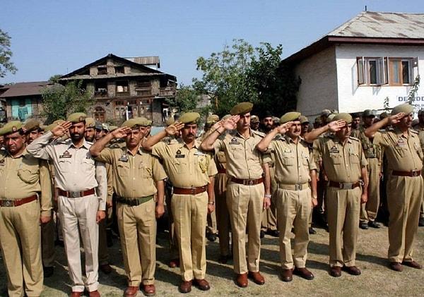 Birkaç hafta önce, Assam'ın başbakanı, eyaletteki yaklaşık 300 polis personelinin "fiziksel olarak uygun olmadığı" için erken emekli olmalarının isteneceğini söylemişti.