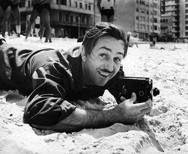 2. Rio de Janeiro'da bir plajda çekim yapan Walt Disney. (1941)