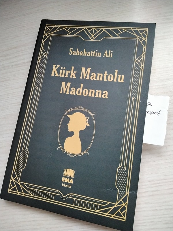 Ders çalışmak için kütüphaneye giden kadın, karşı masasındaki erkeğin Sabahattin Ali'nin eseri "Kürk Mantolu Madonna"yı okuduğunu fark ettiğini söyledi.