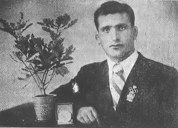 1932'de Erzincan'da doğan güreşçinin babası da ünlü güreşçilerden Ali Pehlivan'dır. Küçük Yaşar, ailesi ile birlikte 4 yaşında İstanbul'a gelir ve daha okuma yazma bilmeden babasından güreş öğrenir.