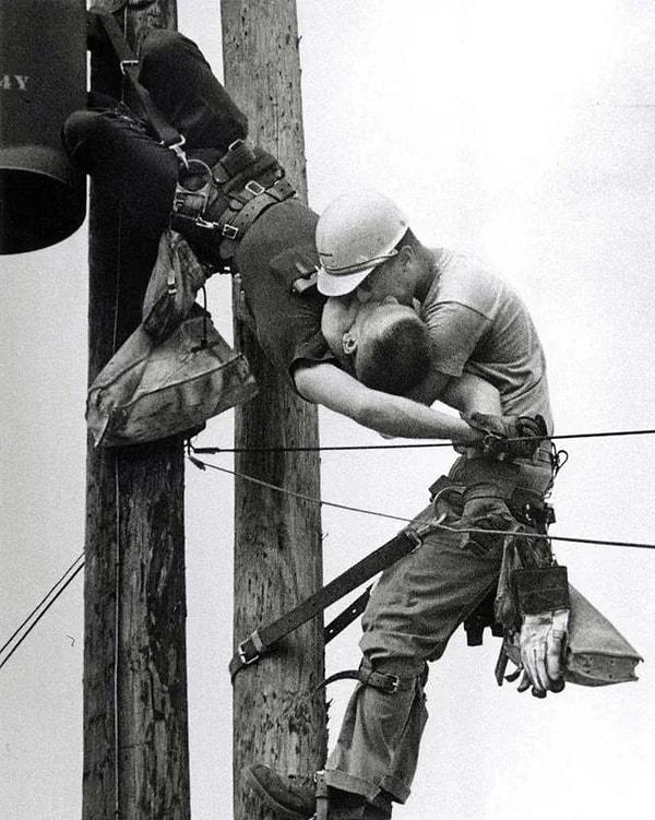 4. Bir kamu hizmeti çalışanı, alçak gerilim hattına temas eden iş arkadaşının hayatını kurtarmaya çalışıyor. 'Hayat Öpücüğü' ismi verilen bu fotoğraf pek çok ödül kazandı. Florida, ABD. (1967)