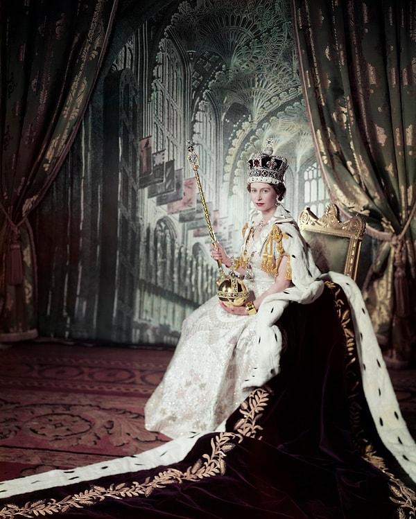 11. Londra, İngiltere'de Kraliçe 2. Elizabeth'in taç giyme töreni portresi. (1953)