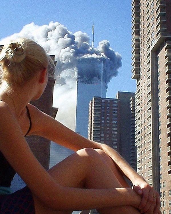 12. New York'taki 11 Eylül saldırıları sırasında apartmanın çatısında Dünya Ticaret Merkezi'nin yanışını izleyen kadın. (2001)