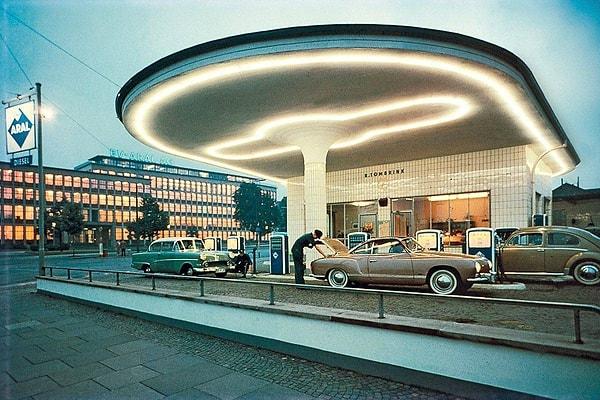 3. Almanya'da fütüristik görünümlü bir benzin istasyonu. (1958)