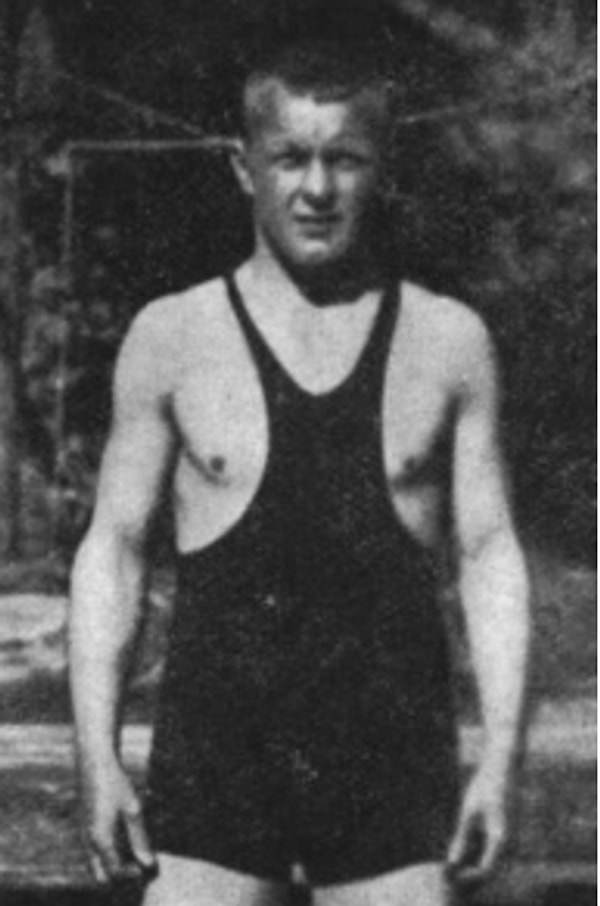 Yaşar Erkan'ın grekoromende usta bir güreşçi olmasını ise Peter'dan sonraki antrenörü Fin Onni Pellinen sağlar. Ve Yaşar Erkan 1936'da Almanya'da düzenlenen olimpiyatlarda şampiyonluk olarak Türkiye Cumhuriyeti'ne ilk altın madalyayı kazandırır.