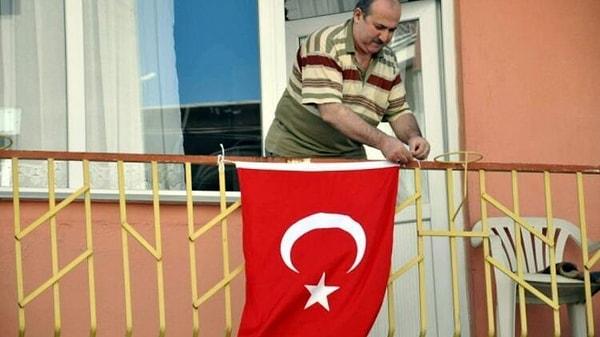 Tüm milli bayramlarımızda olduğu gibi ülkemizin dört yanındaki çoğu vatandaş evlerini Türk bayraklarıyla donatıyor, resmi binalara da aynı şekilde bayrak ve Atatürk posterleri asılıyor.