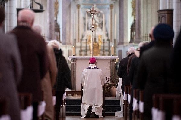 Fransa Katolik Kilisesi, rahiplere cinsel istismar suçu işleyip işlemediklerinin görülmesi için QR kartı takılacağını açıkladı.