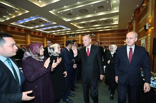 Cumhurbaşkanı Erdoğan, Millet İttifakı Cumhurbaşkanı adayı Kılıçdaroğlu'nun ikinci tur öncesi bugün yaptığı oldukça sert çıkışlara daha düşük tondan yanıt verdi. Basına kapalı gerçekleştirilen toplantıda Erdoğan'ın söz konusu çıkışları Kılıçdaroğlu'nun koltuğu kaybetme korkusu olarak değerlendirdiği belirtiliyor.