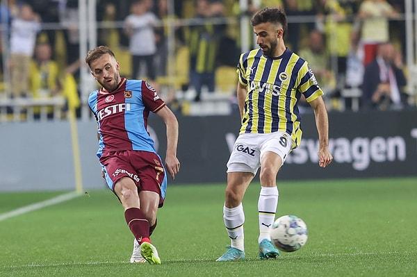 İki takımın da 3'lü savunmayla başladığı karşılaşmada Fenerbahçe topa hükmetmek isteyen bir görüntü verirken, Trabzonspor ise ilk yarıda kontra atak ile gol bulmaya çalıştı.