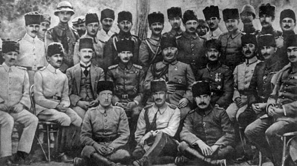 Mondros Ateşkes Antlaşması ile yenilgiyi kabul eden Osmanlı Devleti'nin bir generali olarak İstanbul'a geldi.