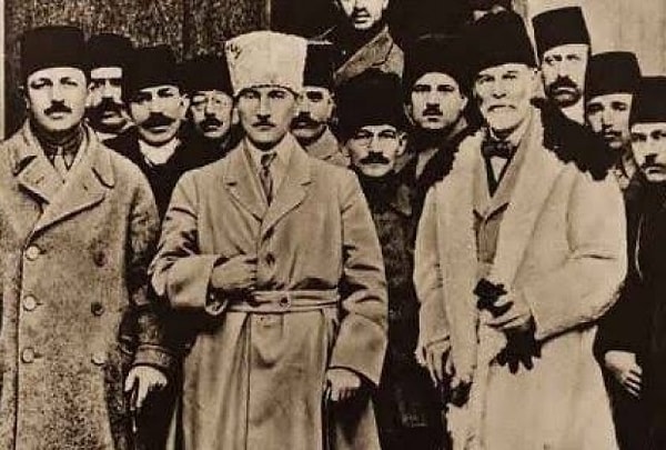 19 Mayıs 1919'ta Samsun'a çıkan Mustafa Kemal Paşa, zaman kaybetmeden Anadolu içlerine doğru hareket ederek Milli Mücadeleyi örgütlemeye başladı.