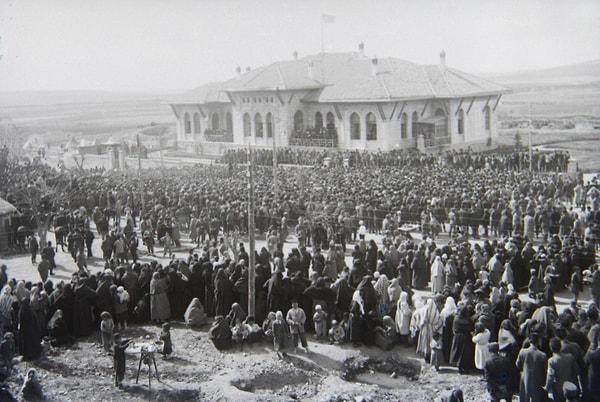 23 Nisan 1920'de Türkiye Büyük Millet Meclisi Ankara'da açıldı.