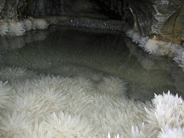 6. Yeni Zelanda'da kristallerle dolu mağara ve havuz👇