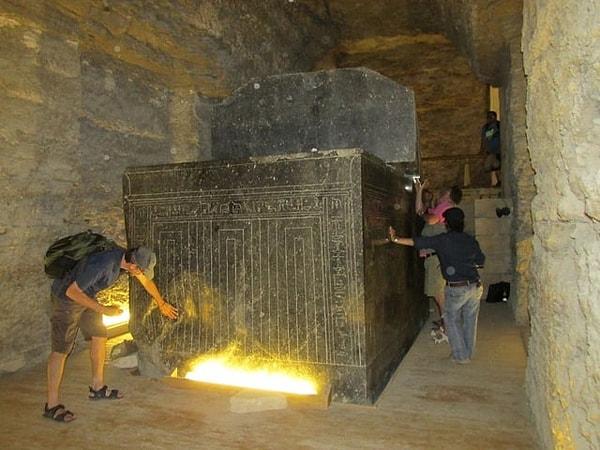10. Mısır'daki Sakkara Serapeumu'nun altında bulunan 60-70 ton arasındaki granit 'kutular'👇