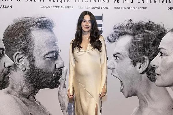Birsen Altuntaş'ın haberine göre güzel oyuncu Funda Eryiğit, dün akşam saatlerinde bebeğini kucağına aldı.