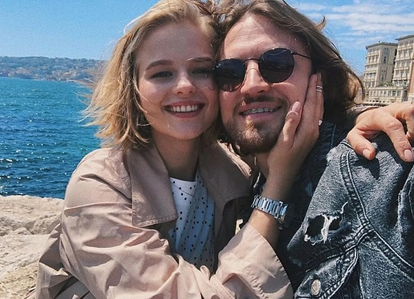 Что же произошло, и почему пара рассталась неизвестно, ведь сама Саша неоднократно говорила в разных интервью, как сильно любит мужа