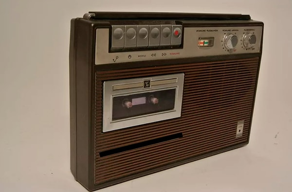 1. Как назывался это магнитофон?