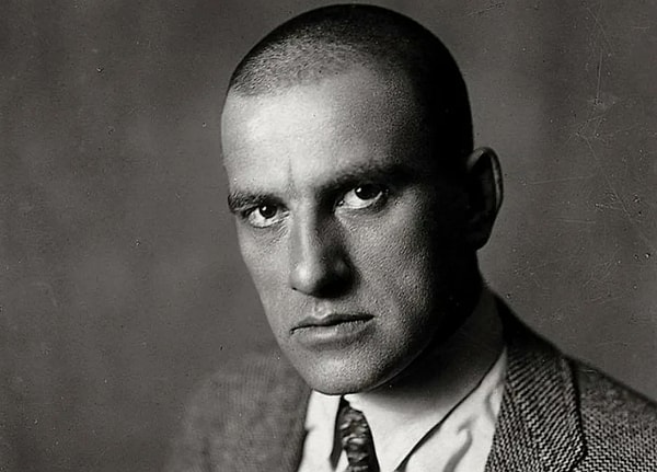 6. Как называется пьеса Владимира Маяковского?