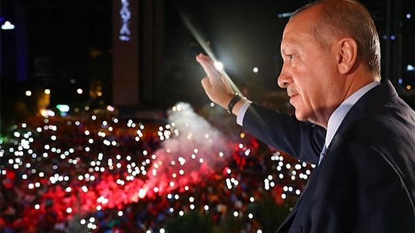 Adaylardan Erdoğan sonuçlar henüz kesinleşmezken 'erken balkon konuşması' yaparken,
