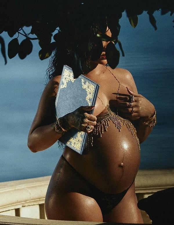 5. Riri'miz şu günlerde ikinci çocuğuna hamile... Geçtiğimiz yıl biz kendisinden albüm haberi beklerken sürpriz bir şekilde hamile olduğunu açıklayan Rihanna, bir erkek bebek dünyaya getirmişti. İkinci doğumu için gün sayan Riri'nin karnı burnunda pozları Instagram'ı kasıp kavurdu!