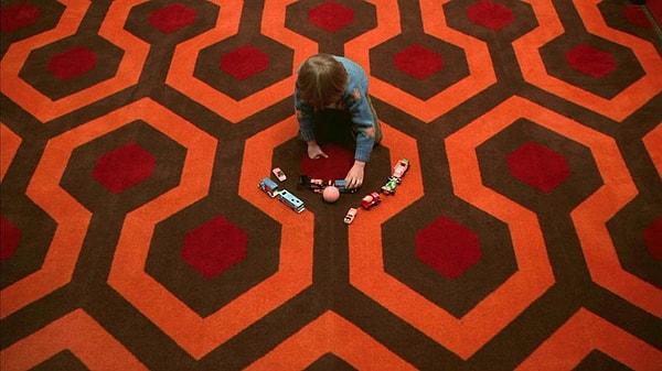 The Shining'deki bu örnekler, Kubrick'in incelikle işlenmiş estetiği, diğer modern dönem yönetmenlerine sağlam bir temel sunar.